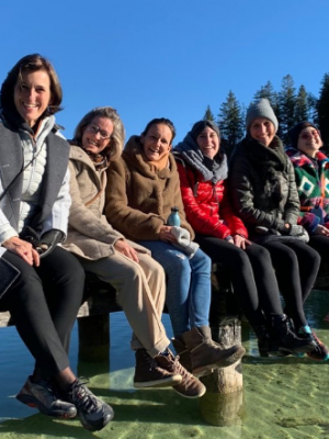 Frauen am Erlaufsee sitzen in der Sonne