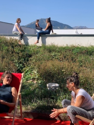 Frauen im Garten im Gespräch