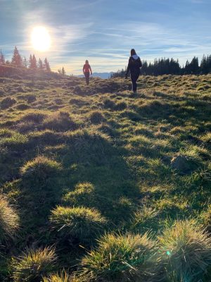 2 Frauen steigen auf einen Berg beim Make it happen Seminar
