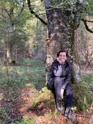 Academy of Fulfilled Life Gründerin Nathalie Karré lehnt sich an einen Baum